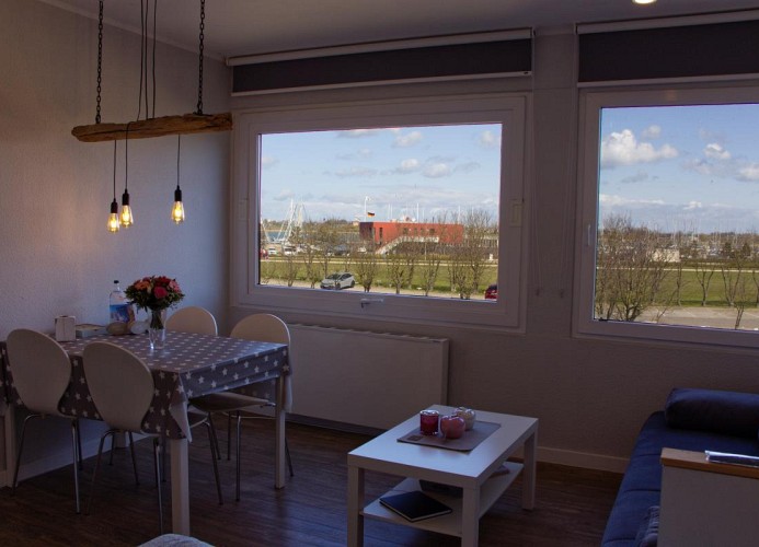 Esstisch im Wohnzimmer der Ferienwohnung direkt am Strand