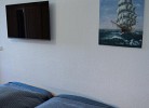 Schlafzimmer mit TV in der Ferienwohnung direkt am Südstrand