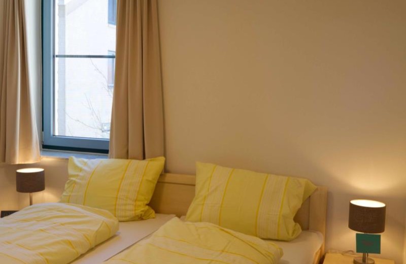 1. Schlafzimmer mit Doppelbett in der Ferienwohnung direkt am Südstrand auf Fehmarn