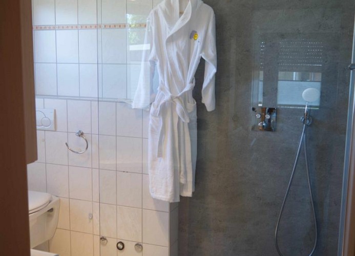 Badezimmer in der Ferienwohnung für 6 Personen in Burg