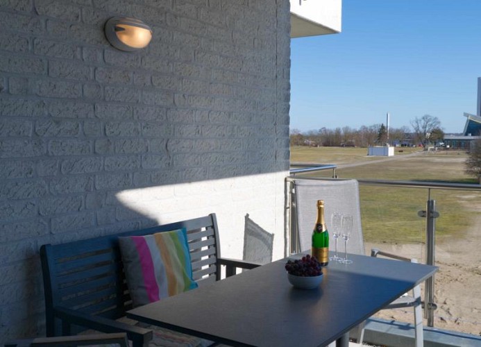 Balkon der Ferienwohnung mit Hund in Burgtiefe auf Fehmarn