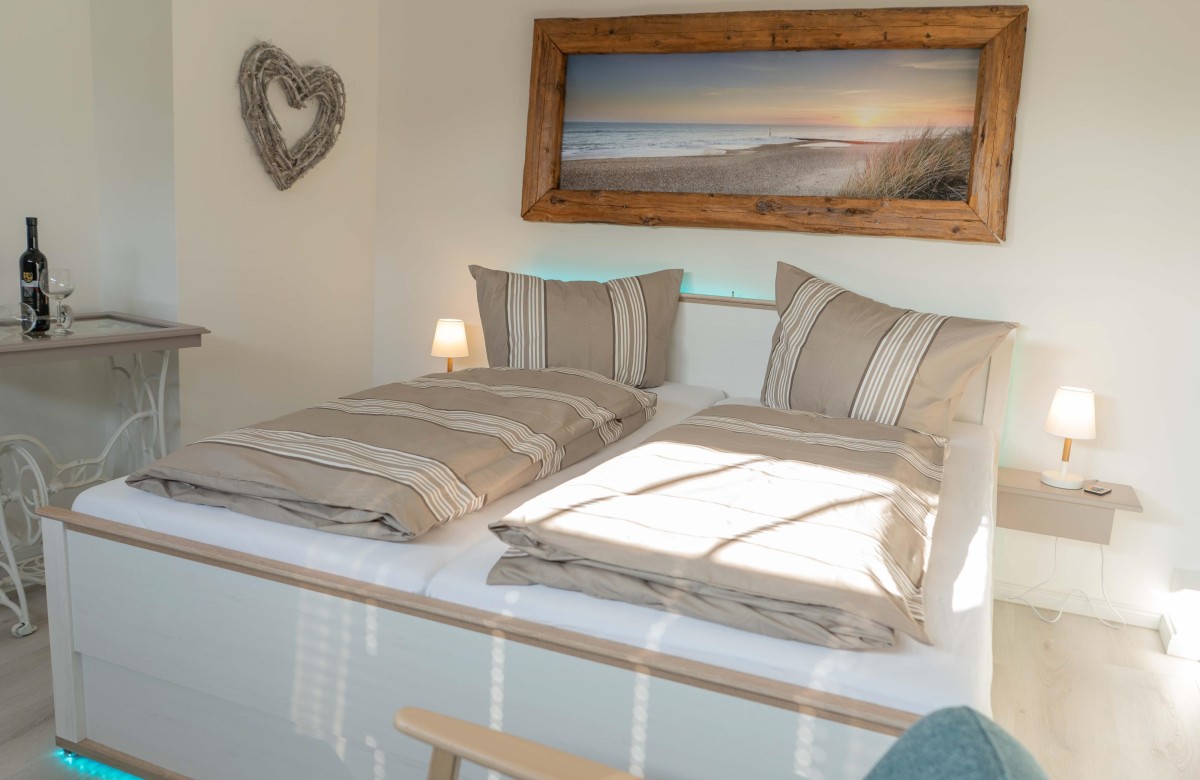 Schlafzimmer mit Doppelbett in der Ferienwohnung in Burg auf Fehmarn
