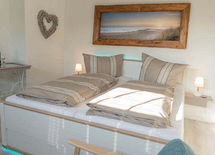 Schlafzimmer mit Doppelbett in der Ferienwohnung in Burg auf Fehmarn
