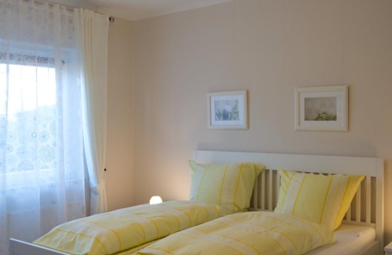 Doppelbett im Schlafzimmer der Ferienwohnung auf Fehmarn