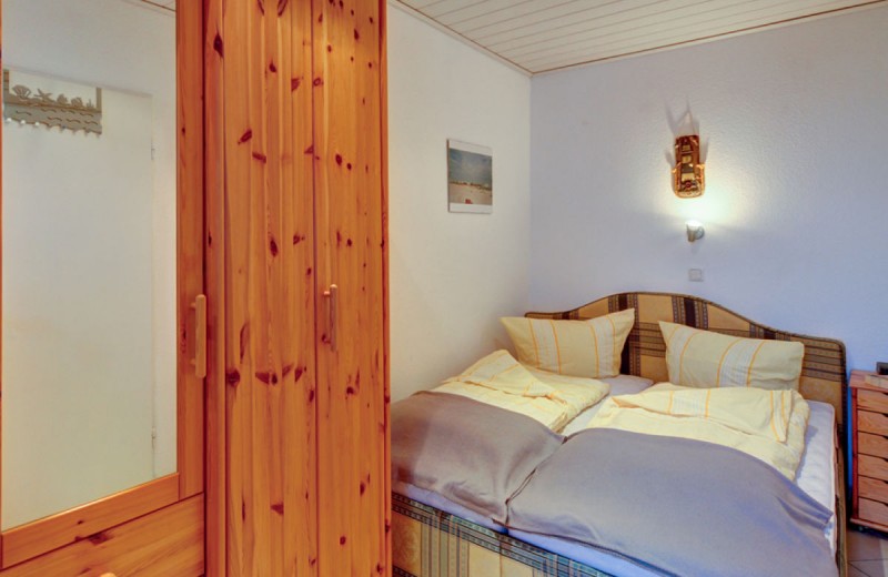 Doppelbett im Schlafzimmer der Ferienwohnung für 4 Personen am Strand von Fehmarn