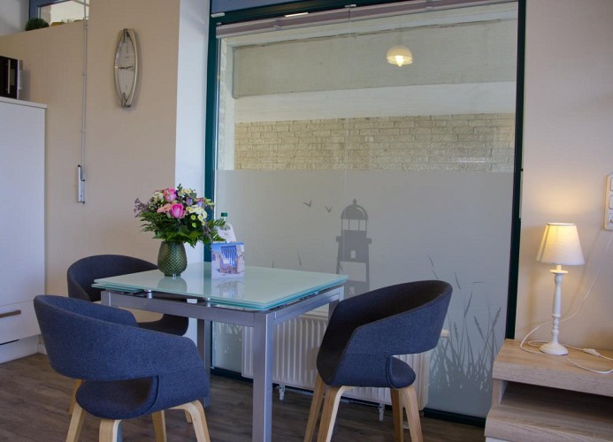 Esstisch mit Stühlen in der Wohn- Küche der Ferienwohnung Inselblume 48