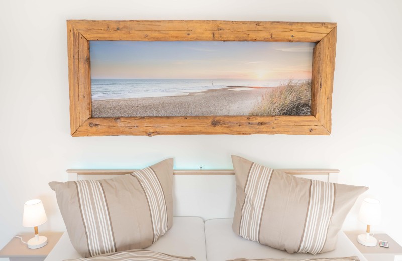 Bild mit Strand und Meer im Schlafzimmer der Ferienwohnung auf Fehmarn
