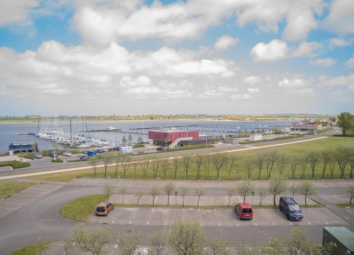 Blick aufs Meer des Yachthafens auf Fehmarn