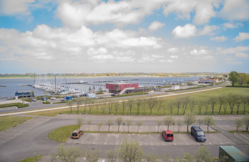 Blick aufs Meer des Yachthafens auf Fehmarn