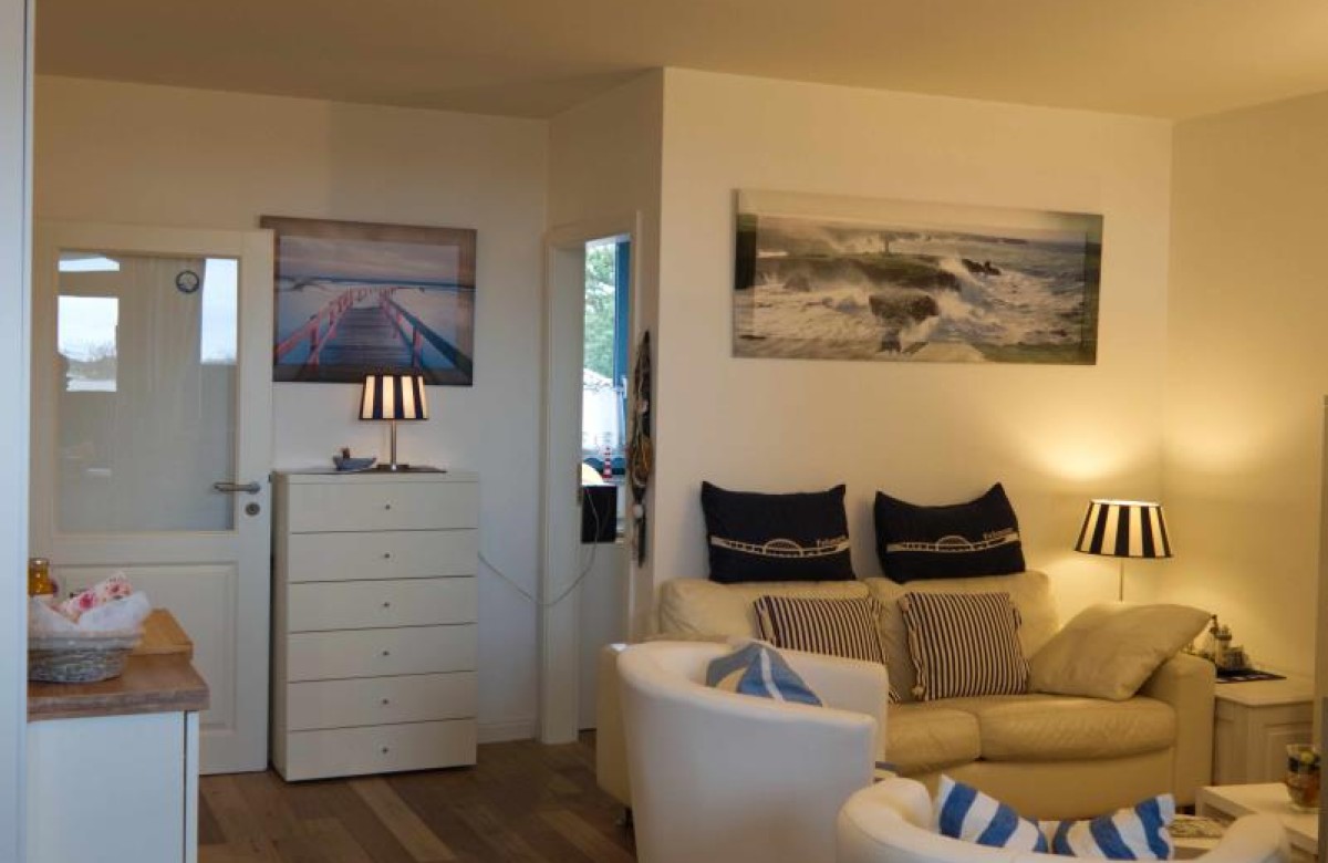 Wohnzimmer mit Blick Richtung Schlafzimmer 2 der Fewo am Südstrand
