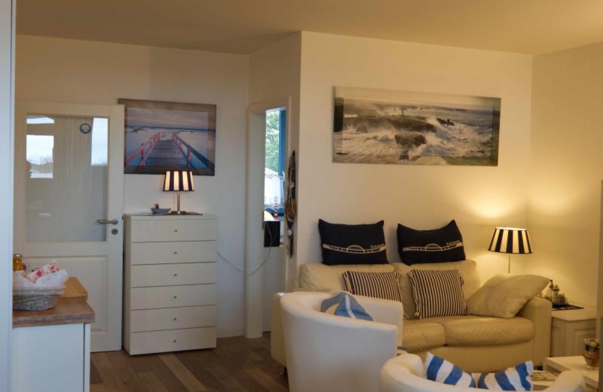 Wohnzimmer mit Blick Richtung Schlafzimmer 2 der Fewo am Südstrand