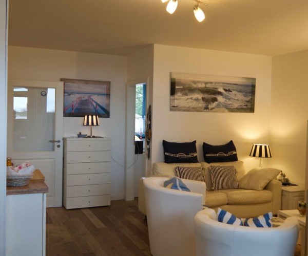 Wohnzimmer mit Blick Richtung Schlafzimmer 2 der Fewo am Südstrand