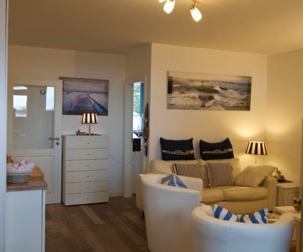 Wohnzimmer mit Blick Richtung Schlafzimmer 2 der Fewo am Südstrand