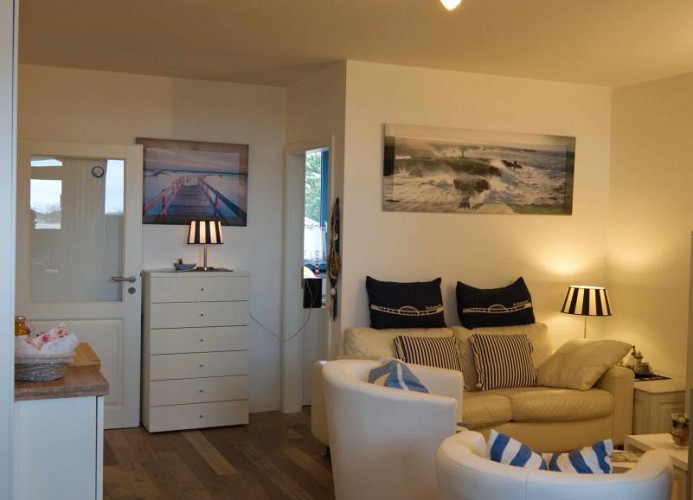 Wohnzimmer mit Blick Richtung Schlafzimmer 2 der Fewo am Südstrand
