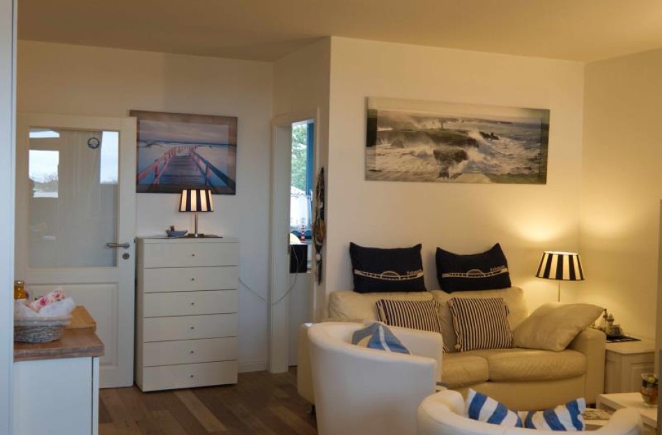 Wohnzimmer mit Blick Richtung Schlafzimmer 2 der Fewo am Südstrand