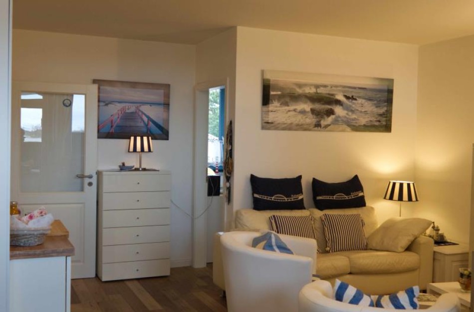 Wohnzimmer mit Blick Richtung Schlafzimmer 2 der Fewo am Südstrand