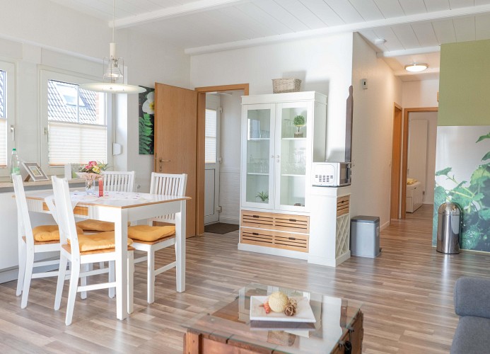 Andere Ansicht des Wohnzimmers der Ferienwohnung in Meeschendorf auf Fehmarn