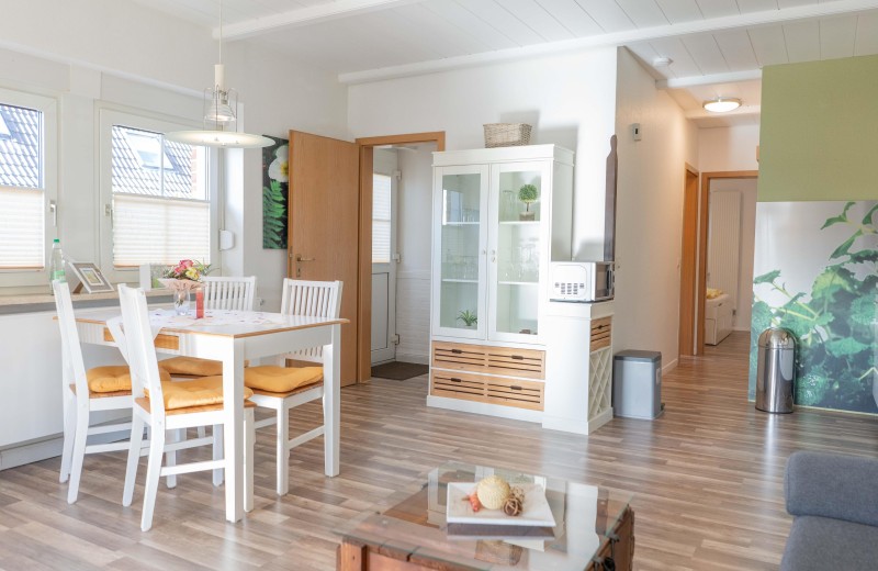 Andere Ansicht des Wohnzimmers der Ferienwohnung in Meeschendorf auf Fehmarn