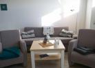 Couch und Sessel im Wohnzimmer der Ferienwohnung in Burgtiefe auf Fehmarn