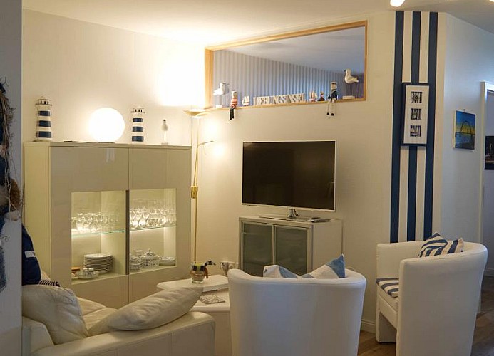 Blick auf die Sitzgelegenheiten von der Fewo am Südstrand in Burgtiefe