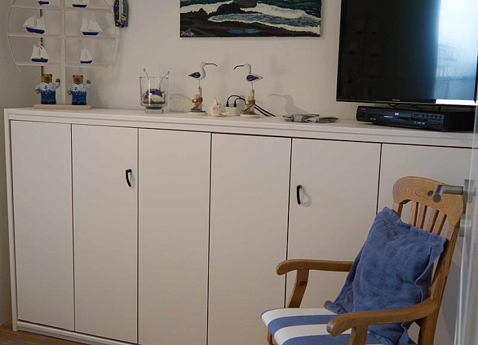 Schrankbett und TV in der Ferienwohnung auf Fehmarn am Südstrand
