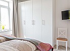 Schrank im Schlafzimmer für 2 Personen in der Fewo auf Fehmarn in Burg