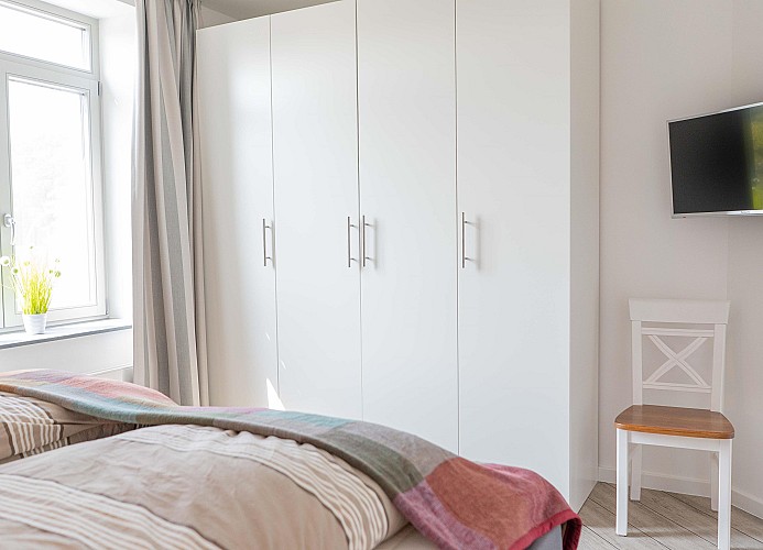 Schrank im Schlafzimmer für 2 Personen in der Fewo auf Fehmarn in Burg
