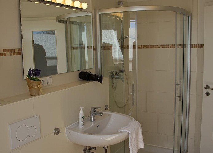 Große Dusche im Bad der Inselblume 27 für 6 Personen auf der Insel Fehmarn