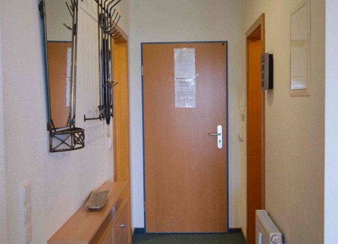 Flur mit Blick auf die Eingangstür der Ferienwohnung auf Fehmarn