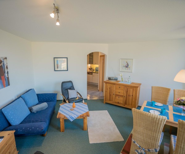 Wohnzimmer mit Essbereich in der Ferienwohnung mit Balkon am Südstrand von Fehmarn