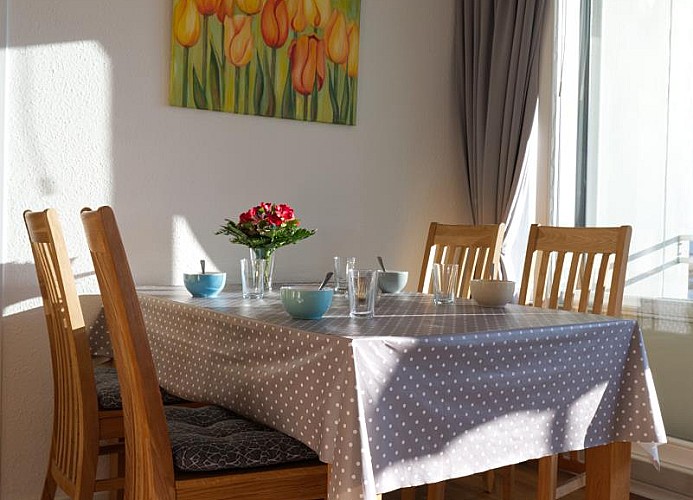 Essbereich im Wohnzimmer der Ferienwohnung für 4 Personen