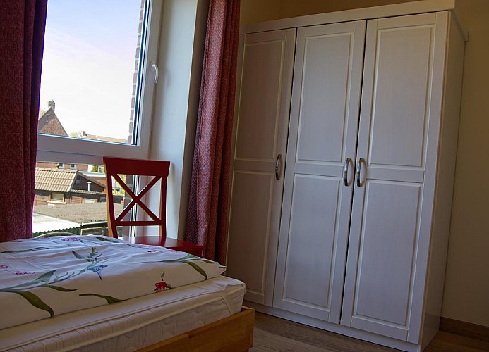 Schrank im 2. Schlafzimmer mit Einzelbetten in der Inselblume 28