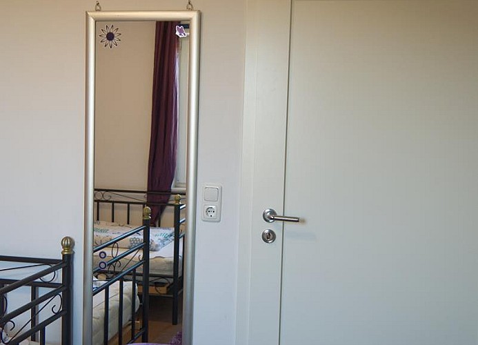 2. Schlafzimmer, Tür Richtung Flur im Ferienhaus auf Fehmarn