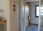 Flur mit Tür zur Küche Blick Richtung Eingang der Ferienwohnung in Landkirchen auf Fehmarn