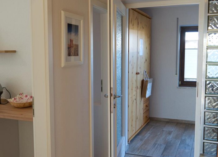 Flur mit Tür zur Küche Blick Richtung Eingang der Ferienwohnung in Landkirchen auf Fehmarn
