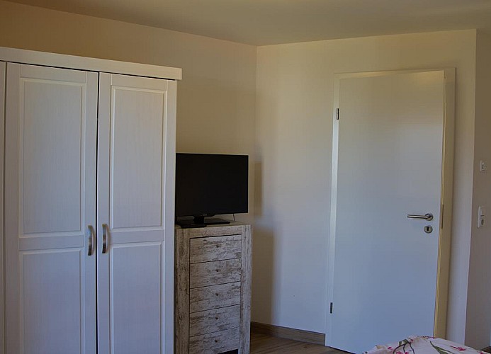 Blick auf den TV im 2. Schlafzimmer der Inselblume 27 auf Fehmarn
