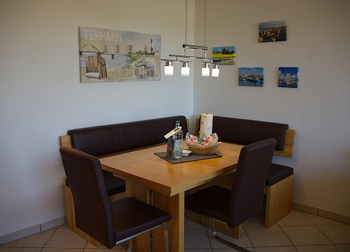 Esstisch im Wohnzimmer der Inselblume 45 am Südstrand
