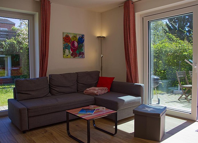 Anderer Blickwinkel auf das Wohnzimmer in Richtung Terrasse der Inselblume 27