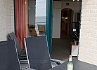 Blick vom Balkon ins Wohnzimmer der Ferienwohnung Inselblume 03 auf Fehmarn