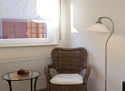 Sessel mit Leselampe im Wohnzimmer der Ferienwohnung in Landkirchen
