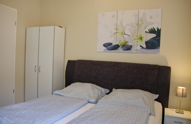 Schlafzimmer mit Doppelbett in der Ferienwohnung Inselblume 48 auf Fehmarn
