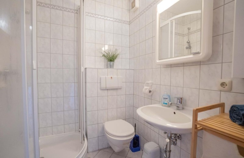 Badezimmer mit Dusche in der Inselblume 11