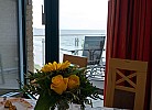 Blick vom Esstisch in der Ferienwohnung Inselblume 03 auf das Meer 