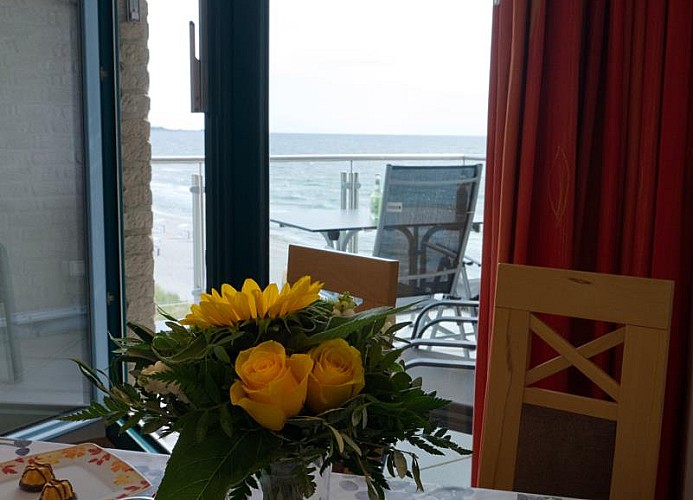 Blick vom Esstisch in der Ferienwohnung Inselblume 03 auf das Meer 