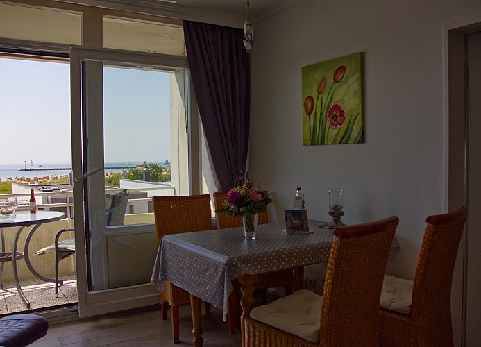 Esstisch für 4 Personen in der Ferienwohnung mit Meerblick am Südstrand
