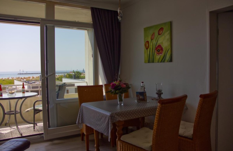 Esstisch für 4 Personen in der Ferienwohnung mit Meerblick am Südstrand