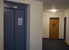 Fahrstuhl der Strandburg und Eingangstür zur Inselblume 03