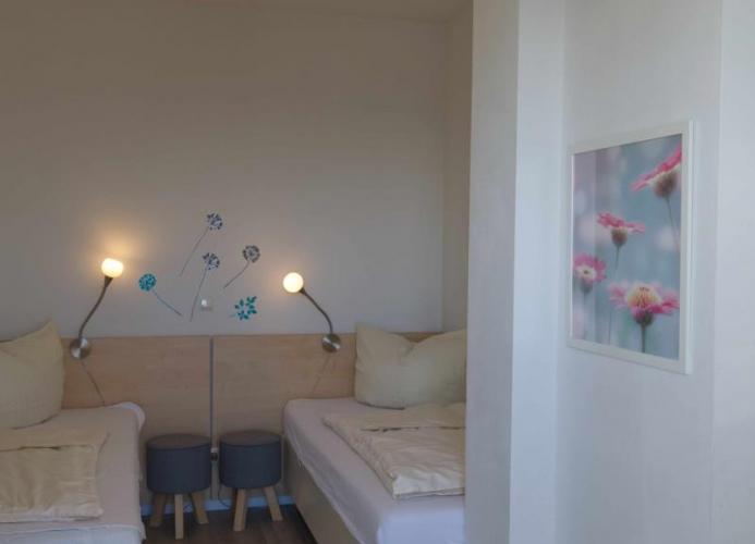Zwei Einzelbetten im Schlafzimmer der Ferienwohnung direkt am Südstrand auf Fehmarn