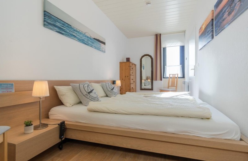 Doppelbett im Schlafzimmer der Ferienwohnung am Südstrand