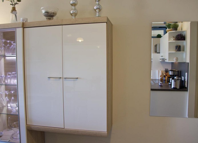 Schrank neben der Couch im Wohnzimmer der Inselblume 48